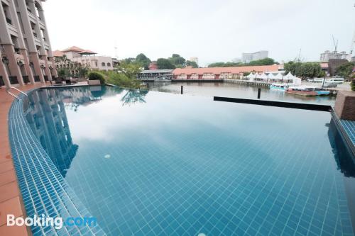 Piscina y wifi en Melaka con terraza