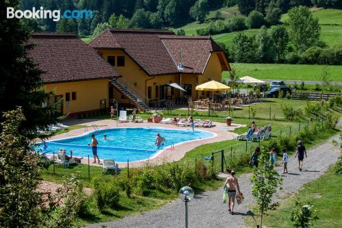 Praktische Apt in Sankt Peter am Kammersberg. Pool und Balkon