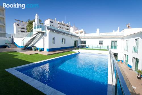 Piscina y wifi en Pêra con terraza