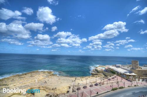 Apt mit Kinderbett in Sliema, ideal zwei Personen