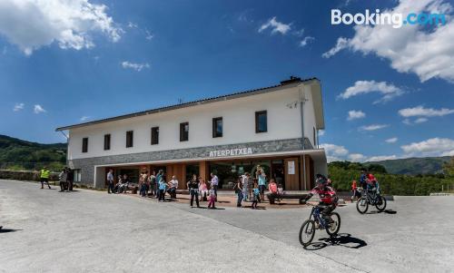 Apartamento con terraza y conexión a internet