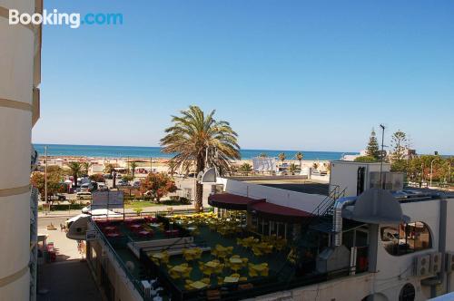 Appartement avec terrasse. Monte Gordo à vos pieds