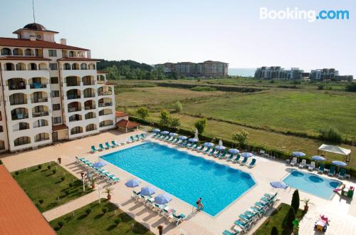 Appartement avec piscine. Obzor à vos pieds!