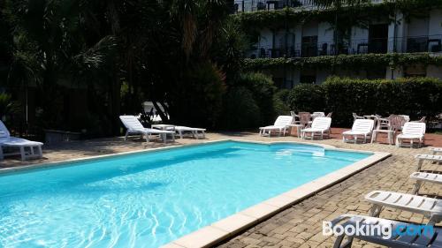 Apartamento com piscina. Wi-fi e terraço