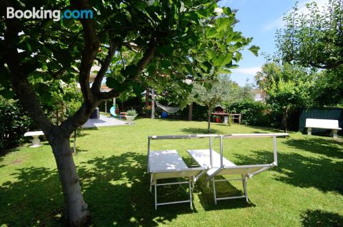 Wohnung mit Terrasse. Mit Kinderbett