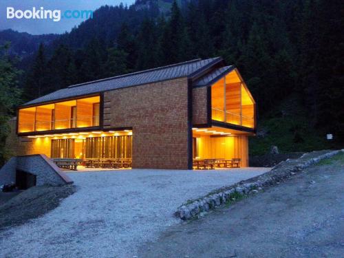 Perto de todas as atrações e terraço em Madonna Di Campiglio, perfeito para duas pessoas