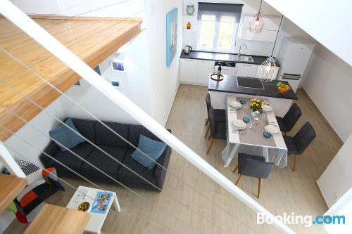 Espaçoso apartamento com dos dormitórios em Split