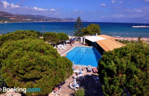 Appartement avec piscine. À Alikanas