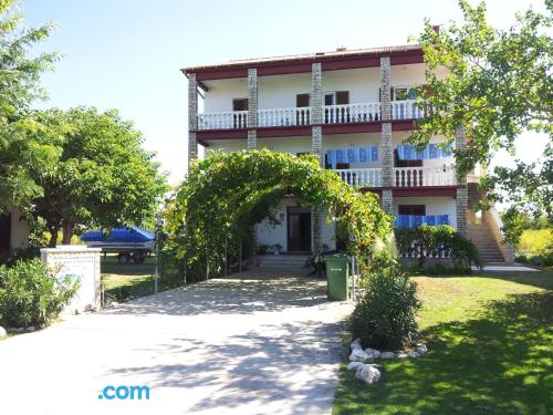 Pequeno apartamento com dois quartos. Terraço!