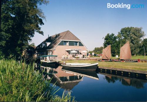 App met terras. Welkom bij Giethoorn!