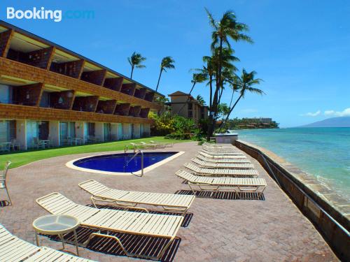 Apartamento de una habitación en Lahaina con piscina