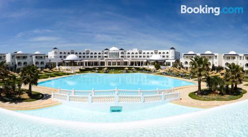 Piscina y conexión a internet en Hammamet con vistas