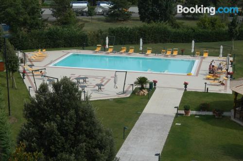 Apartamento con piscina y aire acondicionado, en buena zona