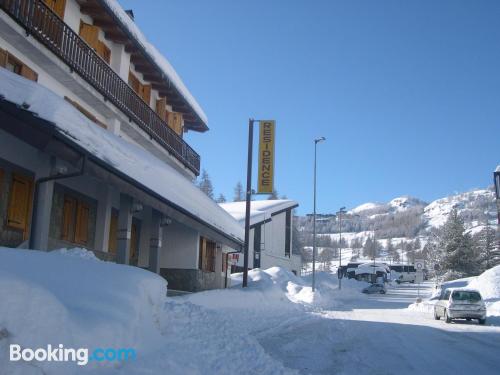 Appartamento con Wifi e terrazza. Sestriere è in attesa!