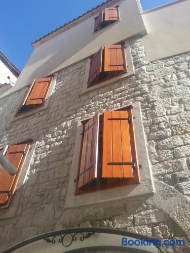 Appartamento con terrazza e Wifi, a Trogir