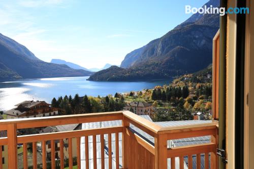 Molveno, nahe dem Zentrum. Mit Kinderbett