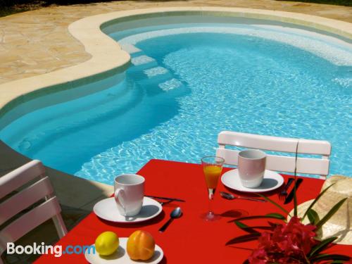 Prático apartamento em Saint-Raphaël. Terraço e piscina