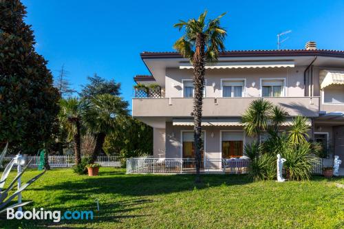 Amplio apartamento con terraza y conexión a internet