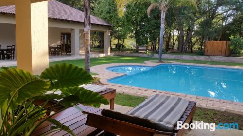 Apartamento de 34m2 em Bela-Bela. Terraço e piscina