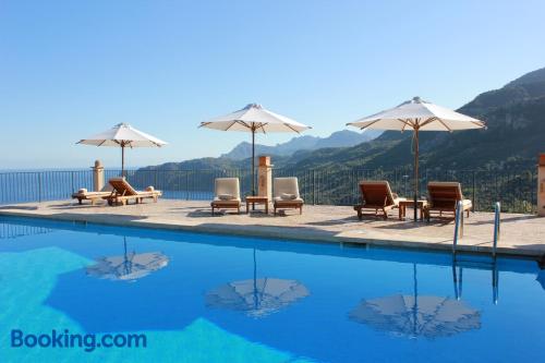 Appartement avec piscine. Terrasse et Wifi!