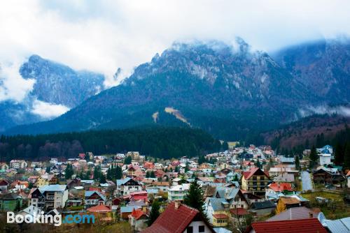 Klein Ferienwohnung in Buşteni. Balkon!