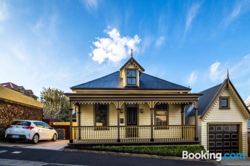 Appartement avec terrasse et Wifi à Hobart, avec l'air concdetionné!