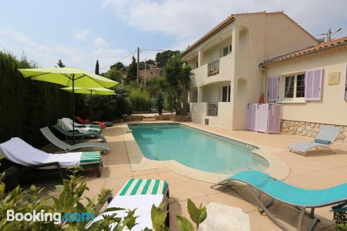 Place for 2 people. Enjoy your swimming pool in Le Pradet!