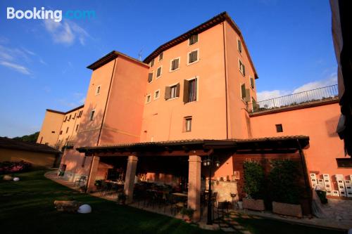 Spacieux appartement avec 2 chambres. À Cerreto di Spoleto.