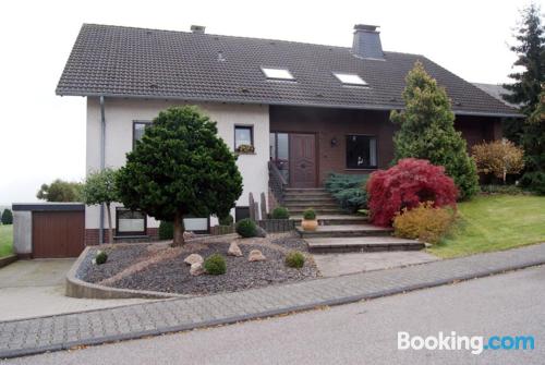 Ample appartement. Terrasse!