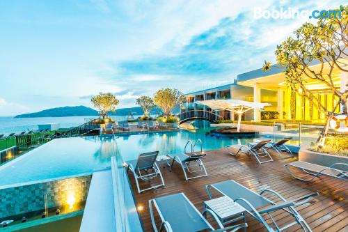 Na melhor posição e terraço em Praia de Patong, ideal para 2 pessoas