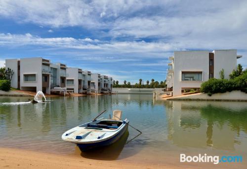 Apartamento con piscina, terraza y conexión a internet