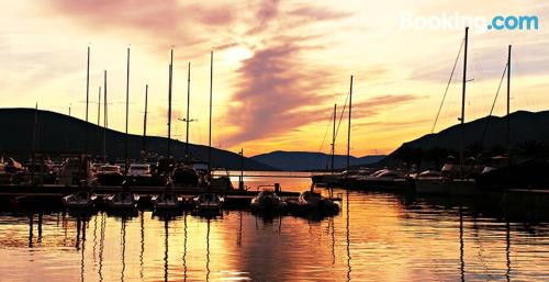 Perto de tudo e terraço em Herceg-Novi, para 2 pessoas