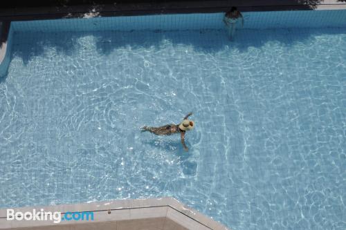 Appartement avec l'air concdetionné. Piscine!.