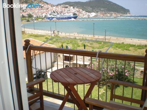 Appartement met terras. Skopelos Town aan zijn voeten!