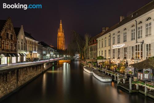 Bruges est votre. Terrasse et Internet!