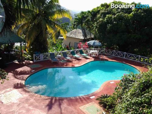 Piscina y conexión a internet en Port Antonio con vistas