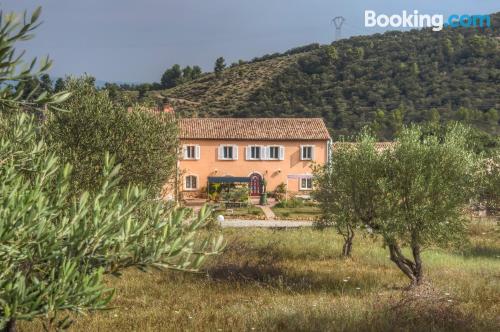 Apartamento con terraza y wifi en Gréoux-les-Bains. ¡Ideal!