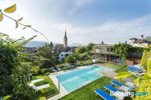 Zona inmejorable con aire acondicionado en Caldaro, piscina y terraza