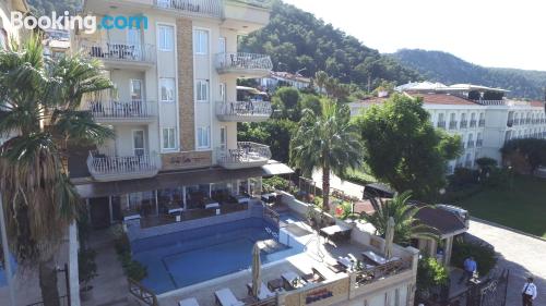 Prático apartamento para duas pessoas. Terraço e piscina