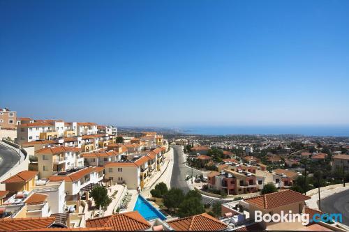 Appartamento con terrazza e piscina, a Peyia