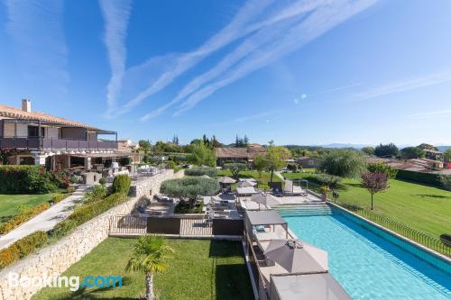 Apt mit Internet und Terrasse. In Forcalquier