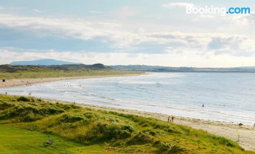 Pratique appartement d'une pièce. Enniscrone est votre