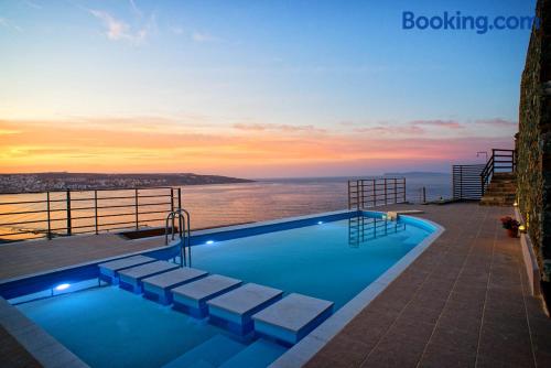 Sitia est votre. Piscine et terrasse