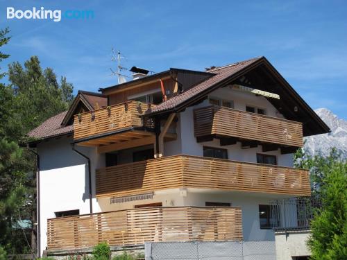 Cómodo apartamento de dos dormitorios con terraza y internet