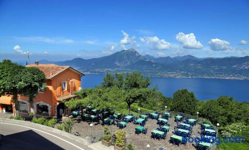 Home for 2 people in San Zeno di Montagna. Superb location