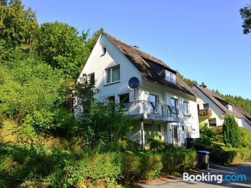 Apt mit Terrasse. Mit Kinderbett