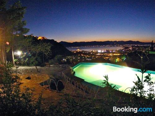 Apartamento para famílias em Nafplio. Terraço e piscina