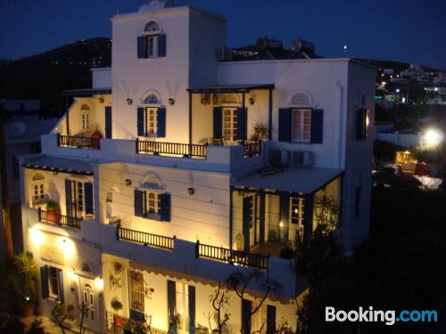 Ferienwohnung mit Terrasse. In Tinos Town