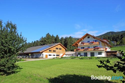 Ferienwohnung mit Terrasse. Mit Kinderbett