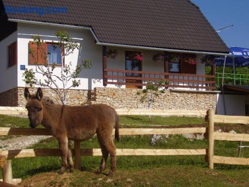 Appartement avec terrasse. À Poljanak